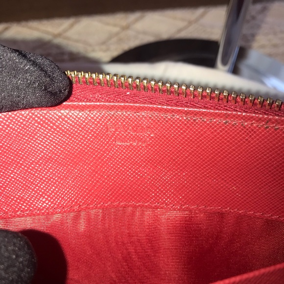 ❤️SOLD❤️PRADA ZIPPY WALLET SAFFIANO REDS LEATHER - Picture 4 of 8